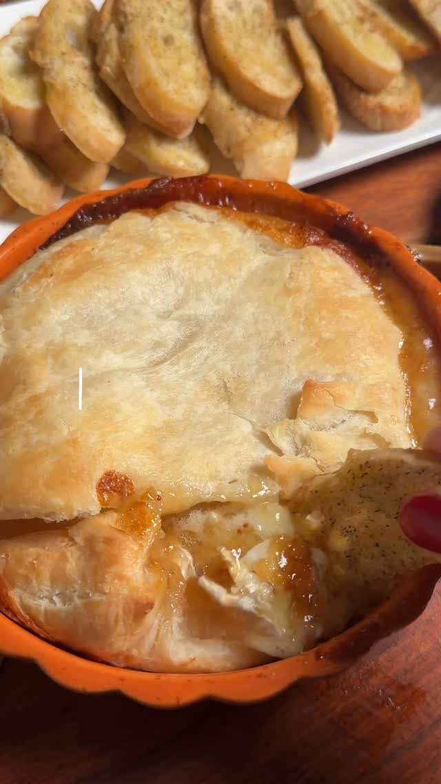 Fig Jam Baked Brie in Puff Pastry